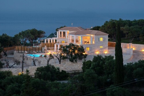 Tania Villa - Four Bedroom Villa, Sleeps 8