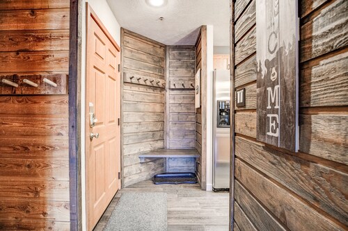 Cimarron Bear Condo: Fantastic Location, Sleeps 8