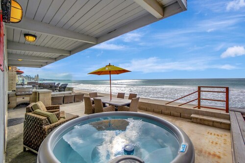 ON THE SAND!! Private Beach! OCEAN FRONT HOT TUB!!