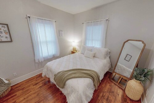 This bungalow is a 2 bedroom(s), 1 bathrooms, located in Wichita, KS.