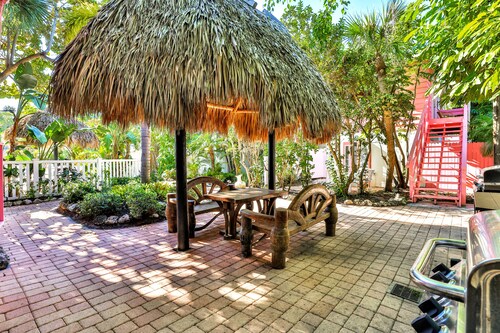 Freshly Remodeled Island Suite w/ Pool & Pet Friendly