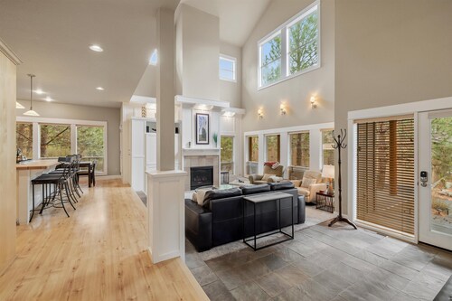 Rafters Court River Wild | Mt Bachelor Village Resort, pool hot tub pet (dog) friendly