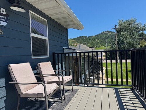 Bright, King Beds, Patio, Laundry, Walk to Downtown!