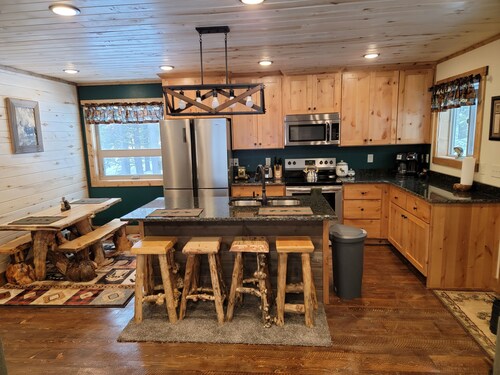 New listing new construction 19 miles to Yellowstone free Wifi