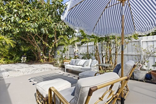 Tequesta/Jupiter Pool Home close to Beaches and Dining. 2 miles to the beach.