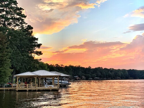 Location! Location! Location! 6 Beds Gorgeous Lake View. Minutes from Everything