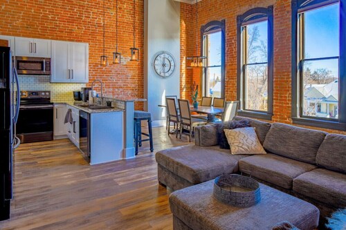 East Empire Theatre Loft, Downtown! Sleeps 4, Local Golfing 50% Off!