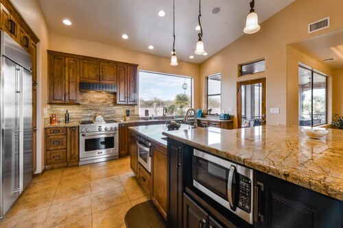 Homey, desert gem with private pool & Spa with amazing views!