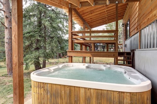 Trail Mountain Cabin – Stunning Views, Hot Tub & Game Room