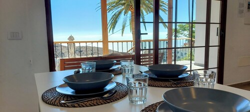 Casa Mercedes: sunset with panoramic views of the sea and the mountains.