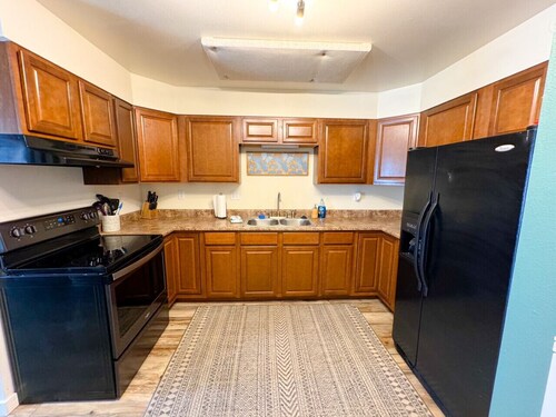 Main Level - King Beds - Patio - Laundry - Walk to downtown!