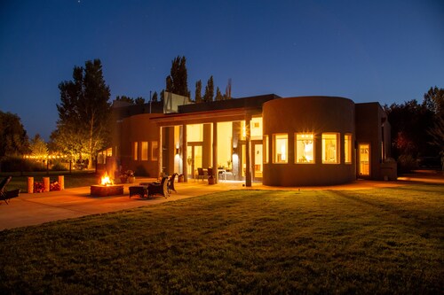 Luxury stay on lake with hot tub and pickleball