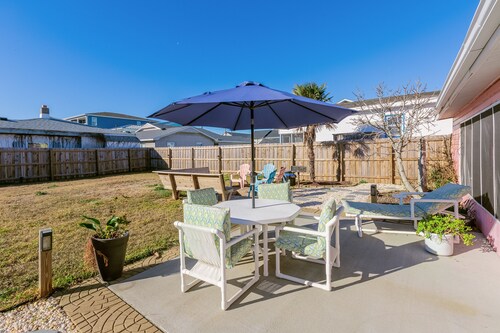 Quaint Cottage in Downtown Kure Beach – Home of Merv, Star of Upcoming Movie!