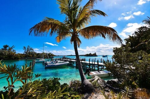 Hope Town's Top Rental: Beachfront sunsets, AC, free boat dock, & close to town!