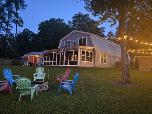 Lakefront cottage located in forested East Texas