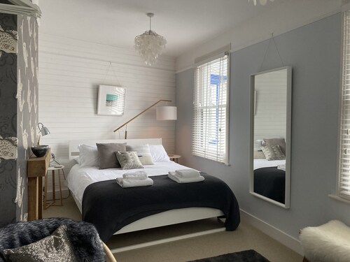 Quirky Victorian Townhouse with Sea View / Sleeps 8 / Luxury bedding