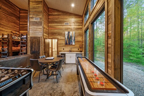 Luxury, Family Friendly! Gameroom! Creek!