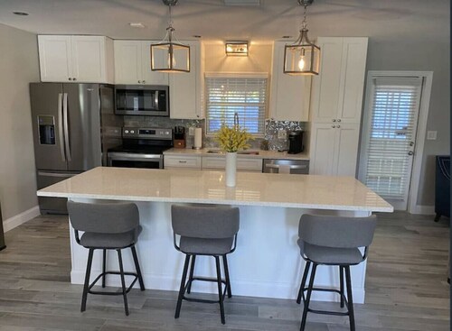 3/2 with hot tub, game room & boat slip