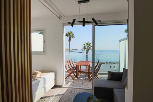 Phaedrus Living: Seaside Modern Flat Lighthouse 52