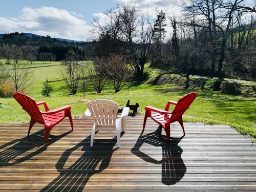 Gîte, 4* avec chèvres et poules en plein nature.