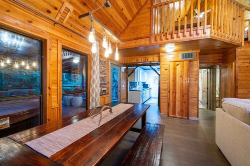 Cozy Cabin in Supreme Location Near Lake! For Families & Couples