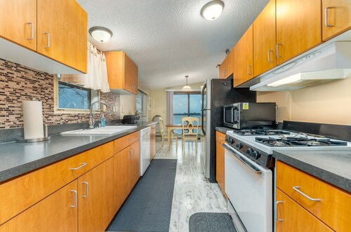 WATERFRONT HOME ON LAKE MADISON