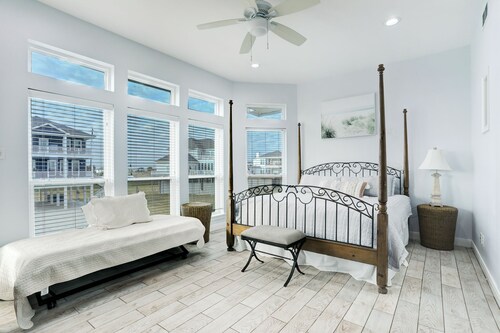 Stunning Beach Front Retreat in Galveston