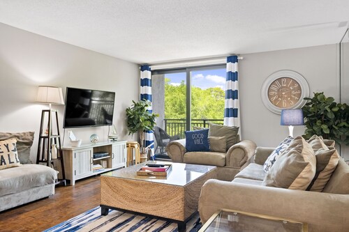 Relax By Pool: Harbour Town Resort Condo