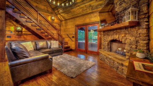 Twin Creeks Dream ~ Creek Front Modern LUXURY ~ Playground, Hot tub, Fire pit!