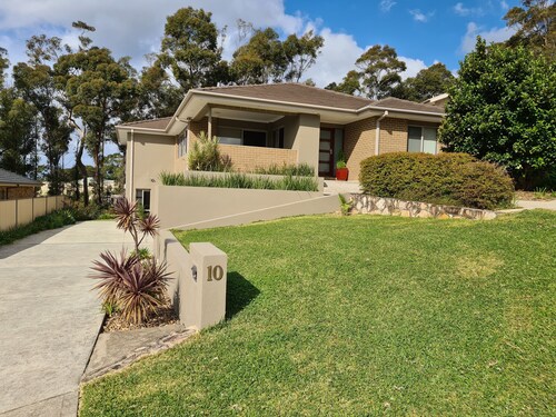 Stylish duplex/apartment in quiet family street just 500m from patrolled beach