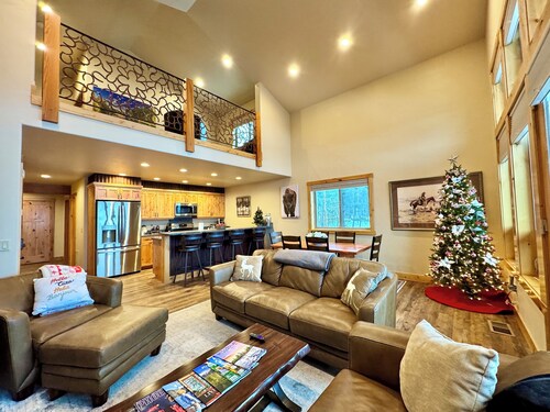 Spacious Townhome w/ 4 King Suites near Clubhouse