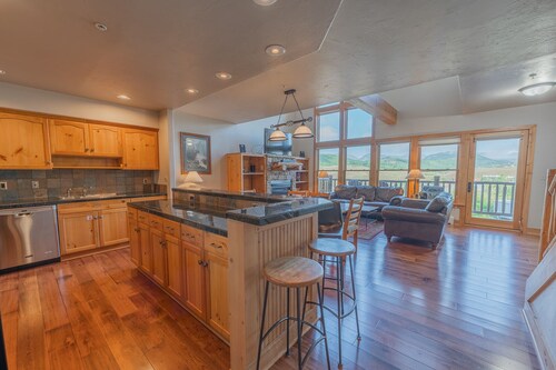 Beautiful 3 Bed/3 Bath Townhome with Garage, Hot Tub and Views! Walk to lifts