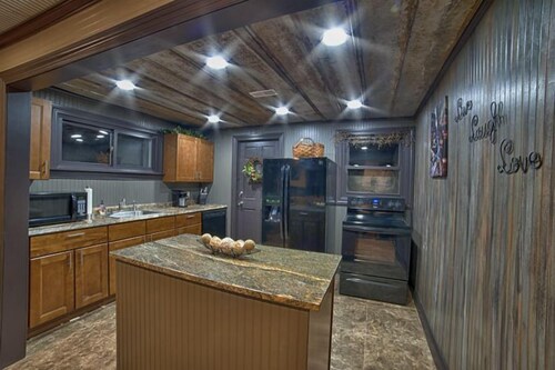 Hocking Hills Cottage Nestled in Rock Formations