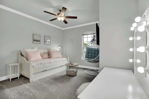 Stunning Luxury Lake Home with Waterfront & Fire Pit!