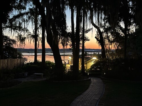 Lakefront Getaway! Relax • Spa • Dock • Kayaks • Firepit • Handicap Friendly