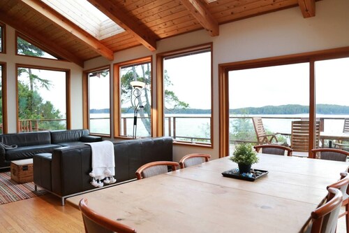 Pacific Retreat-Ocean Views, Tonquin, Hot Tub, BBQ