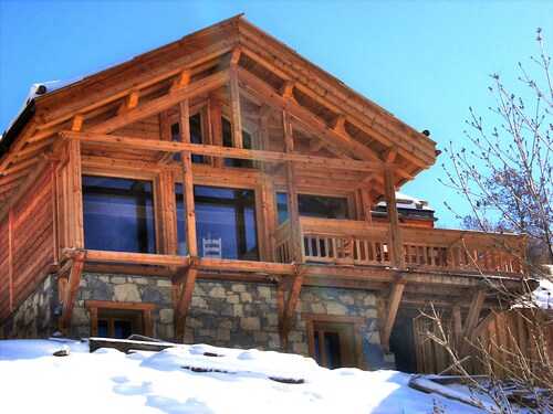 CHALET DE CHARME VUE SUR MONTAGNE ET PISTES DE SKI JACUZZI SALLE DE CINEMA