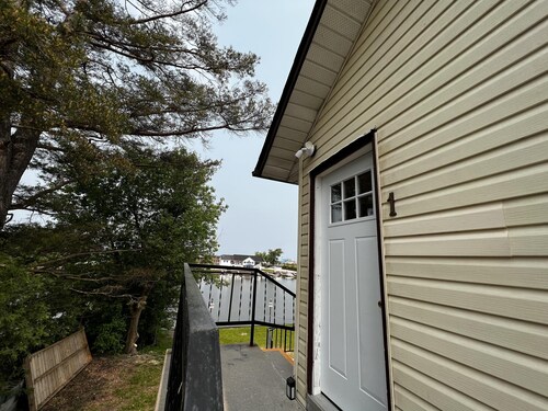 Dock Life Beach 1 - Cottage 1, Riverside 3 bedroom, 3 min walk to Beach 1