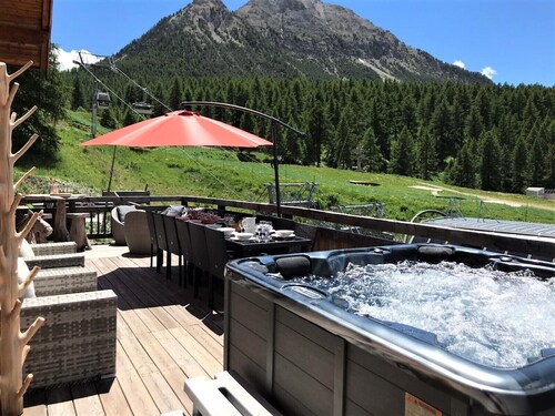 CHALET 16 PERSONNES SKI AU PIED JACUZZI SALLE CINEMA BILLARD BABYFOOT