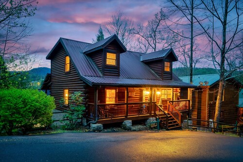 Spacious 5 BR/Triple Deck/View from top/close to all attractions in Gatlinburg.