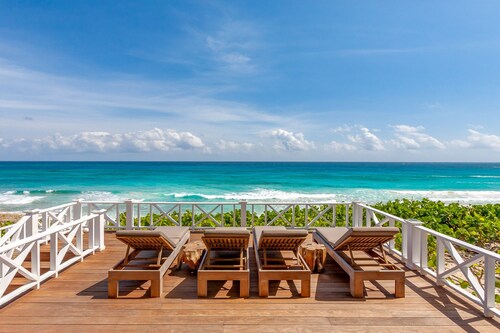 Extravagant Oceanfront Estate with Putting Green & Bocce Ball Court
Starlink