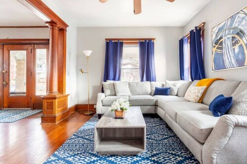 Spacious Historic Getaway: 5★ Location, Royal Beds, Game Room, BBQ & Fire Pit