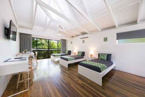 Magnums Airlie Beach