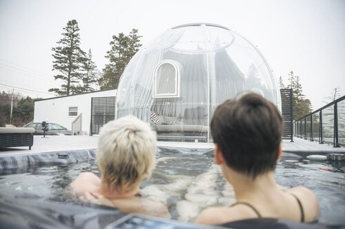 Comfy Seaside Cabana . Hot Tub, Sauna and All Weather Domes - Private