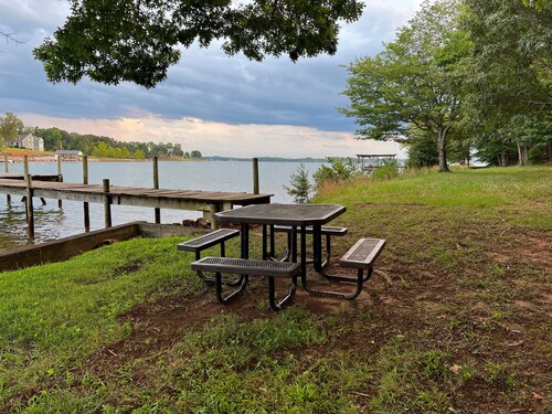 FLAT LOT BOAT-RAMP NO-WAKE-COVE OFF MAIN CHANNEL LG HOME-GAMERM FIRE PIT KAYAKS+