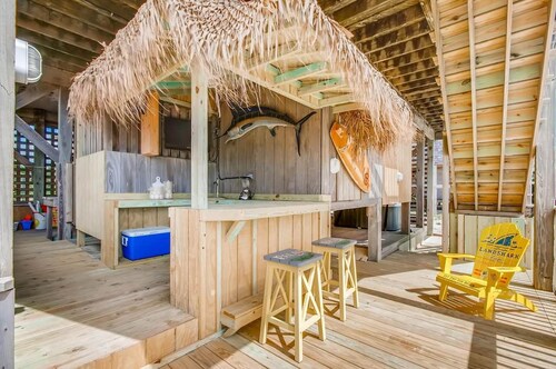 Oceanfront Bliss w/ outdoor pool, hot tub and beds made !