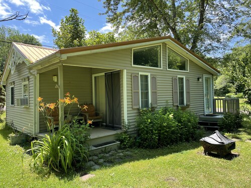 Steffi's Stuga (little lake cottage): Relax and Re-energize near Lake Erie!