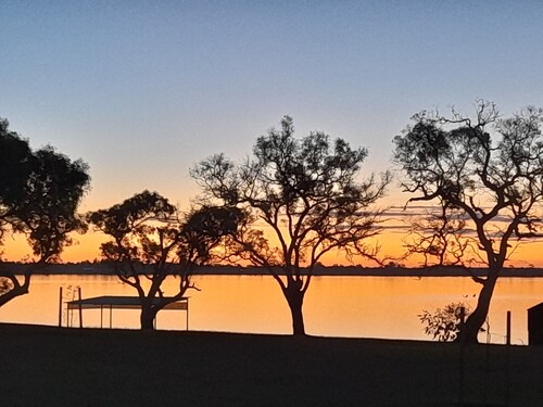 "Sunset Dreamz" Lake front accommodation with 180 degree Lake Bonney views