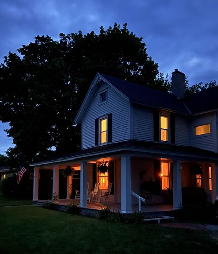 Downtown Boyne City, Spacious 5-Bedroom Home Close to Lake Charlevoix Beach