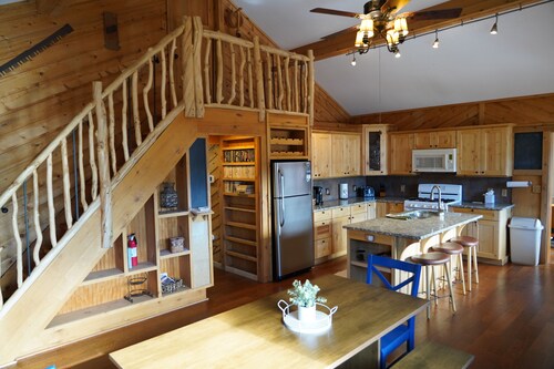 Perfect Mountain Home II with HOT TUB overlooking Mary's Lake/Near RMNP entrance
